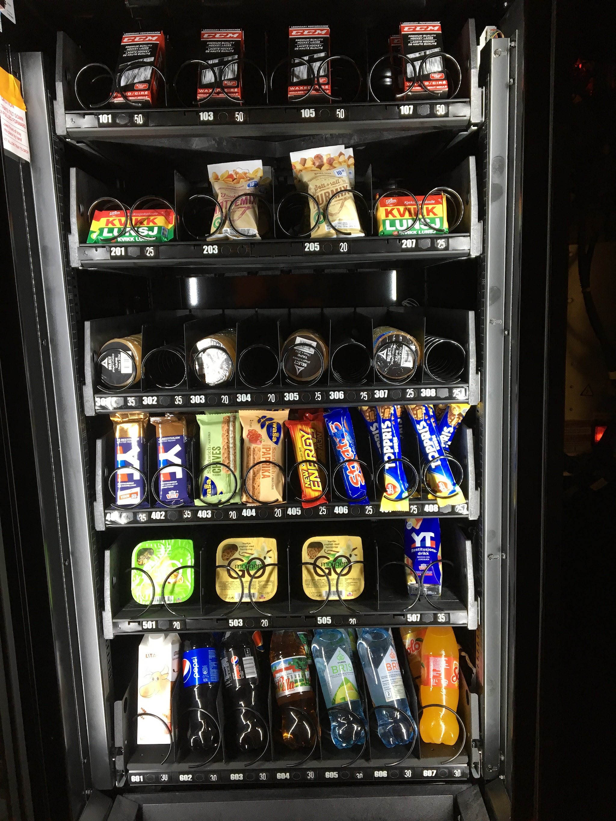 VI HAR FÅTT KAFFE OG KIOSK AUTOMAT I ASKERHALLEN.